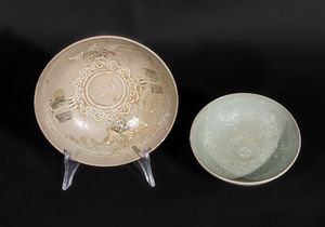Arte Sud-Est Asiatico - Due ciotole celadon decorate con motivi fitomorfi sottocoperta Corea, dinastia Koryo, XIII-XIV secolo