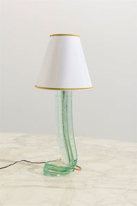 PRODUZIONE ITALIANA - Lampada da tavolo con struttura in vetro molato  paralume in stoffa. Anni '50 h cm 52