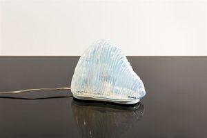 CARLO NASON - Lampada da tavolo in vetro iridescente di forte spessore  base in metallo vernciato. Anni '60 cm 20x26