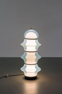 PRODUZIONE ITALIANA - Lampada da tavolo formata da elementi in vetro iridescente e dettagli in metallo cromato. Anni '70 h cm 85