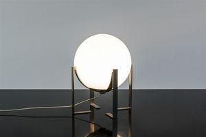 PRODUZIONE ITALIANA - Lampada da tavolo con struttura in metallo  diffusore a sfera. Anni '70 h cm 40