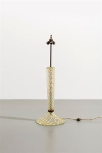 VENINI - Lampada da tavolo e da terra in vetro trasparente con inclusioni di foglia d'oro. Anni '40 h cm 117 Bibl.: Catalogo  [..]