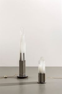 MAZZEGA - Due lampade in metallo cromato  diffusori in vetro. Anni '70 rispettivamente h cm 79 e 33