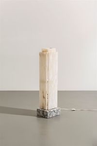 PRODUZIONE ITALIANA - Lampada da tavolo con fusto in marmo bianco  base in marmo grigio. Anni '70 cm 95x25x22