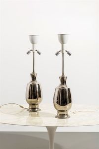 PRODUZIONE ITALIANA - Coppia di grandi lampade in ceramica specchiata. Anni '70 h cm 103