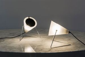 PRODUZIONE ITALIANA - Coppia di lampade da tavolo in vetro opalino e acciaio. Anni '80 cm 30x22x28