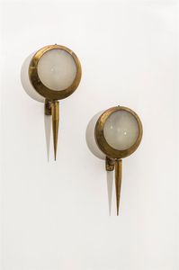 STILNOVO - Coppia di lampade a parete in ottone con diffusori in vetro satinato ghiacciato. Anni '50 h cm 61