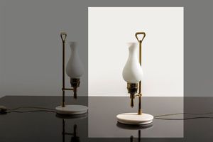 ARREDOLUCE - Lampada da tavolo in ottone  diffusore in vetro opalino  base in marmo bianco. Anni '50 h cm 38 5