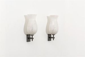 VENINI - Coppia di lampade a parete in metallo brunito  diffusori in vetro a filigrana. Anni '50 h cm 30