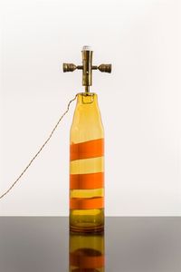 VENINI - Vaso montato a lampada in vetro colorato trasparente decorato con fasce in vetro colorato. Prod. Venini anni '60  [..]