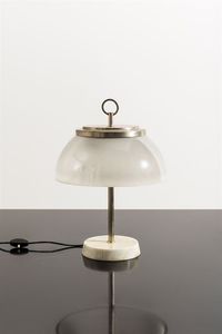 PRODUZIONE ITALIANA - Lampada da tavolo in ottone nichelato  diffusore in vetro stampato. Anni '70 cm 45x32