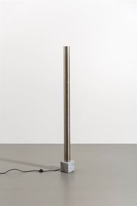 PRODUZIONE ITALIANA - Lampada da terra in acciaio con base in marmo. Anni '70 h cm 174
