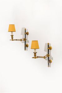 MAISON JANSEN - Coppia di lampade a muro con diffusori su bracci snodati in ottone lucido.  Anni '60 h cm 50