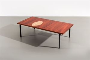 TAPIO WIRKKALA - Tavolino con piano in legno di teak decorato con foglia intarsiata in legno di betulla. struttura in metallo.  [..]