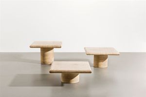 PRODUZIONE ITALIANA - Serie di tre tavolini in travertino Anni '70 rispettivamente cm 37x54x54; 30x54x54x; 23x54x54