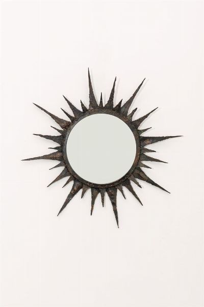 PRODUZIONE ITALIANA : Specchio brutalista in ottone martellato. Anni '60 diam cm 84  - Asta Asta 162 Design II - Associazione Nazionale - Case d'Asta italiane
