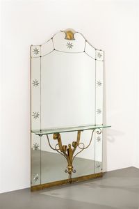 CRISTAL ART - Specchiera con cornice in vetro molato e decorato alla mola  ottone martellato. Anni '60 cm 153x87x127