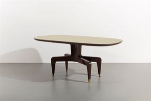 PRODUZIONE ITALIANA - Tavolo con sostegno centrale in legno di mogano e terminali in ottone  piano con vetro molato. Anni '50 cm 76x [..]