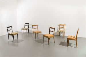 PAOLO BUFFA  nello stile di - Quattro sedie con struttura in legno d'acero e due in legno ebanizzato  sedute imbottite rivestite in tessuto.  [..]