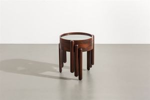 PRODUZIONE ITALIANA - Tre tavolini impilabili con struttura in legno di mogano  piani in vetro. Anni '60 cm 40x43