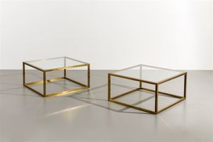 PRODUZIONE ITALIANA - Coppia di tavolini in ottone  piani in vetro. Anni '70 cm 40x80x80