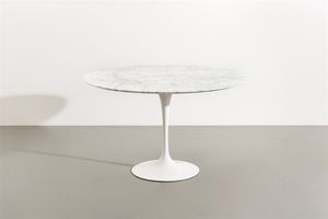 EERO SAARINEN  nello stile di - Tavolo con base in fusione d'alluminio e piano in marmo. Anni '90 cm 73x120