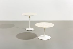 EERO SAARINEN  nello stile di - Due tavolini con base in fusione di alluminio e piano in marmo. Anni '70 rispettivamente cm 52x50 e 36x50