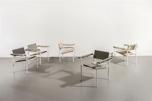 PRODUZIONE ITALIANA - Cinque sedie con struttura in metallo verniciato  sedute  schienali e braccioli in cuoio. Anni '70 cm 71x56x68