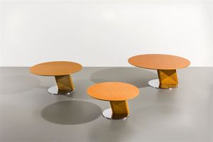 SAPORITI - Serie di tre tavolini in acciaio e radica vetrificata. Anni '80 rispettivamente cm 37x80  34x65 37x50