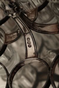 Porta ampolle in argento e vetro molato. Inghilterra XIX secolo  - Asta Argenti | Asta a Tempo - Associazione Nazionale - Case d'Asta italiane