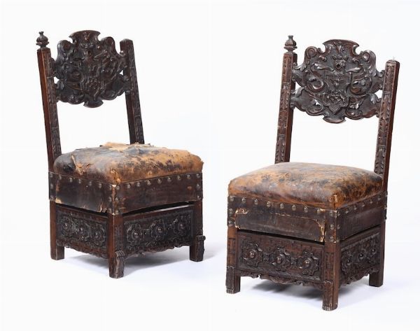Coppia di sedie in legno scolpito, XIX secolo  - Asta Antiquariato V | Asta a Tempo - Associazione Nazionale - Case d'Asta italiane