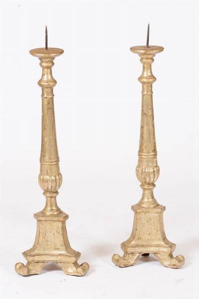 Coppia di candelieri in legno intagliato e dorato, XVIII-XIX secolo  - Asta Antiquariato V | Asta a Tempo - Associazione Nazionale - Case d'Asta italiane