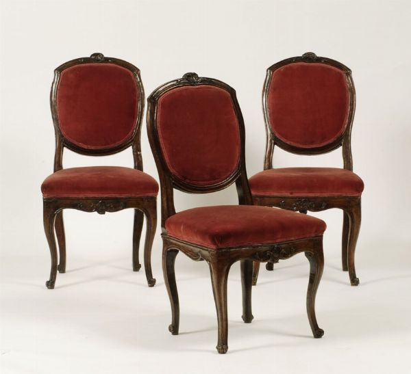 Tre sedie in noce con seduta in velluto rosso, Veneto XVIII secolo  - Asta Antiquariato V | Asta a Tempo - Associazione Nazionale - Case d'Asta italiane