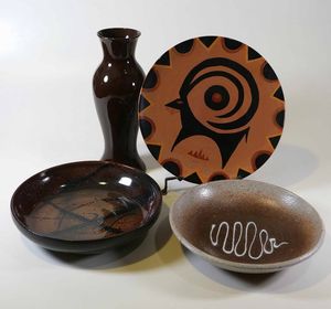 Lotto di tre piatti moderni in ceramica, un vaso e una lampada  - Asta Antiquariato V | Asta a Tempo - Associazione Nazionale - Case d'Asta italiane