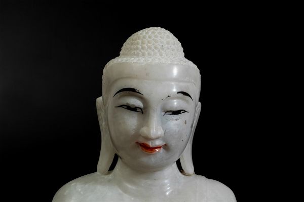 Figura di Buddha Sakyamuni seduto su fiore di loto in marmo parzialmente dipinto, Birmania, XX secolo  - Asta Dipinti e Tappeti Antichi, Arte Orientale e Ceramiche Europee | Asta a Tempo - Associazione Nazionale - Case d'Asta italiane