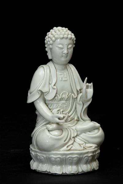 Figura di Buddha seduto su doppio fiore di loto in porcellana Blanc de Chine, Cina, XIX secolo  - Asta Dipinti e Tappeti Antichi, Arte Orientale e Ceramiche Europee | Asta a Tempo - Associazione Nazionale - Case d'Asta italiane