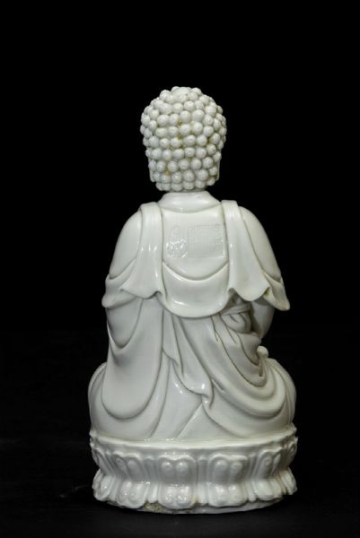 Figura di Buddha seduto su doppio fiore di loto in porcellana Blanc de Chine, Cina, XIX secolo  - Asta Dipinti e Tappeti Antichi, Arte Orientale e Ceramiche Europee | Asta a Tempo - Associazione Nazionale - Case d'Asta italiane