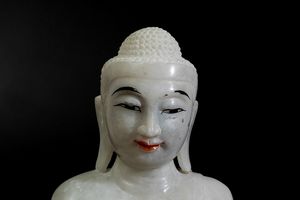 Figura di Buddha Sakyamuni seduto su fiore di loto in marmo parzialmente dipinto, Birmania, XX secolo  - Asta Dipinti e Tappeti Antichi, Arte Orientale e Ceramiche Europee | Asta a Tempo - Associazione Nazionale - Case d'Asta italiane