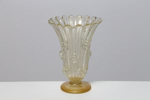 SALVIATI VETRERIA - Vaso costolato in vetro trasparente e oro e applicazioni sul corpo di anelli in vetro trasparente. Anni 50.