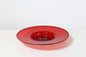 ZECCHIN VITTORIO (1878 - 1947) - Piatto in vetro trasparente rosso rubino con fondo baccellato ottenuto con costolatura a stampo, produzione Venini.