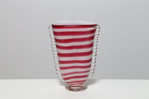 POLI FLAVIO (1900 - 1984) - Vaso in vetro trasparente incamiciato lattimo decorato con fascia a spirale in color rubino. Base e morise in vetro trasparente, per Seguso Vetri d'Arte. Fine anni 30.