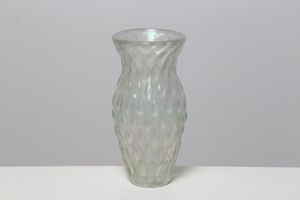 POLI FLAVIO (1900 - 1984) - Grande vaso a balaustro in vetro trasparente fortemente iridato,decorato con rilievi regolari. Seguso Vetri d'Arte. Fine anni '30.