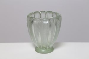 POLI FLAVIO (1900 - 1984) - Vaso in vetro trasparente a grosse costolature e base ad anello, superficie fortemente corrosa. Fine anni 30.