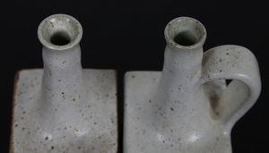 GAMBONE BRUNO (n. 1936) : Coppia di vasi a bottiglia, anni '70.  - Asta ASTA 291 - DESIGN (online) - Associazione Nazionale - Case d'Asta italiane
