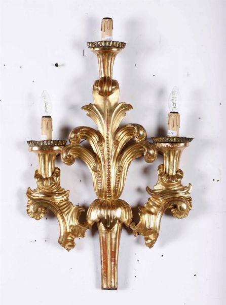 Applique dorata a tre luci in legno intagliato e dorato  - Asta Antiquariato | Asta a Tempo - Associazione Nazionale - Case d'Asta italiane