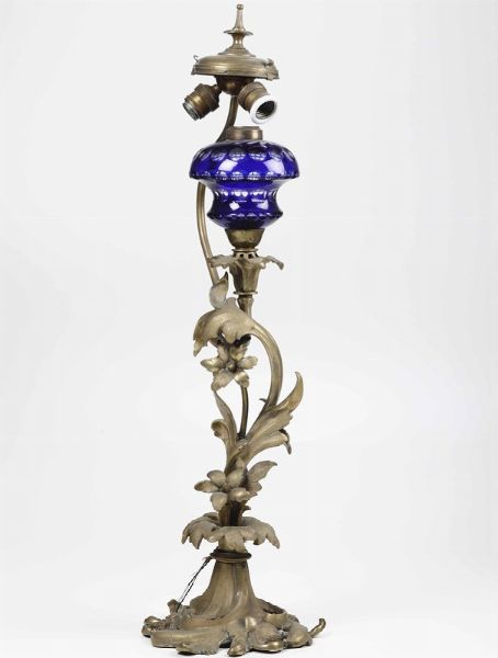 Lampada in bronzo dorato e vetro blu cobalto, XX secolo  - Asta Antiquariato | Asta a Tempo - Associazione Nazionale - Case d'Asta italiane