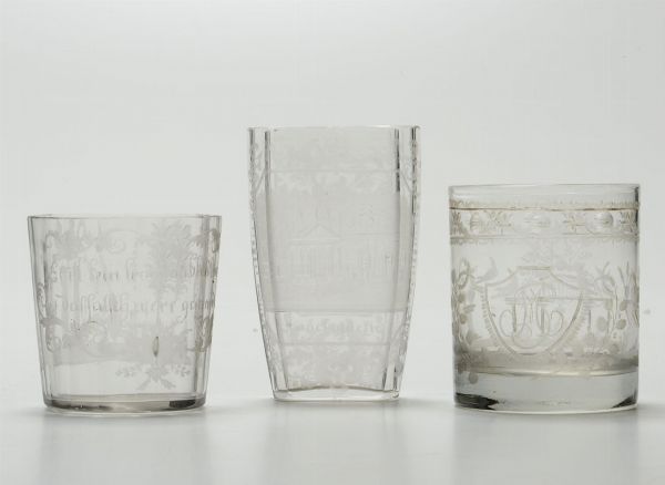 Gruppo di tre bicchieri in vetro inciso, XIX secolo  - Asta Antiquariato | Asta a Tempo - Associazione Nazionale - Case d'Asta italiane