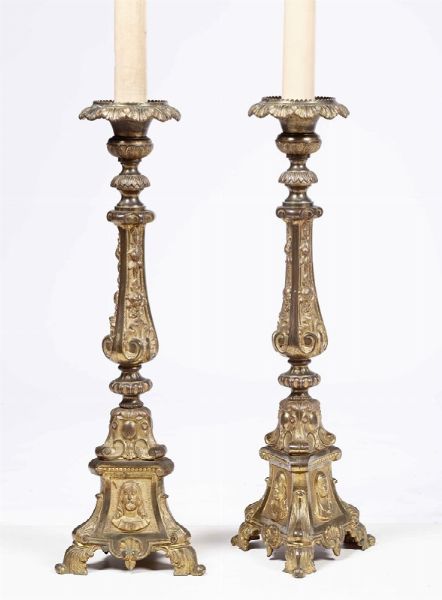 Coppia candelieri in metallo dorato, XIX secolo  - Asta Antiquariato | Asta a Tempo - Associazione Nazionale - Case d'Asta italiane