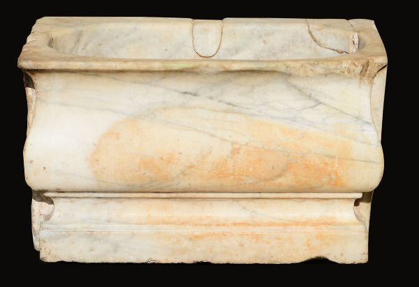 Antica vasca in marmo sagomato poggiante su piede a plinto, prima metà XVIII secolo  - Asta Antiquariato | Asta a Tempo - Associazione Nazionale - Case d'Asta italiane