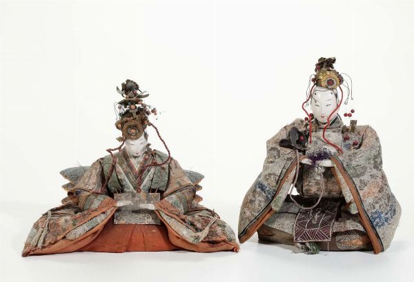 Due bambole con visi in porcellana, Cina XX secolo  - Asta Antiquariato | Asta a Tempo - Associazione Nazionale - Case d'Asta italiane